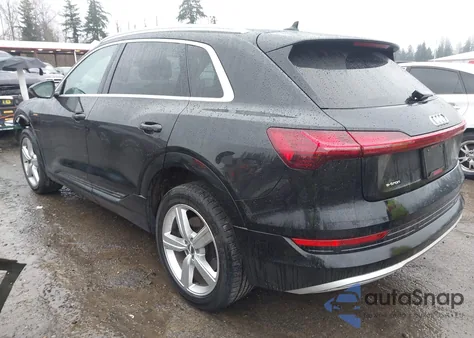 2019 Audi E-Tron Premium Plus z USA, uszkodzony, nr VIN WA1LAAGE0KB023068